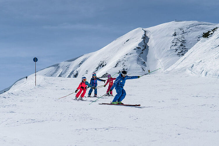 Ski Gruppenkurse in Flachau - Kinder Skikurse mit dem Maskottchen Fischi