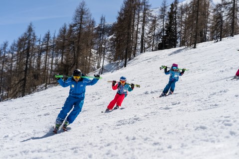 Kinder lernen Skifahren in der Skischule Flachau
